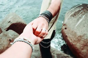 Foto: Pexels.com Menschen, die sich an der Hand halten