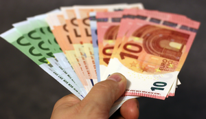 Hand, die Geld hält - Foto von moerschy