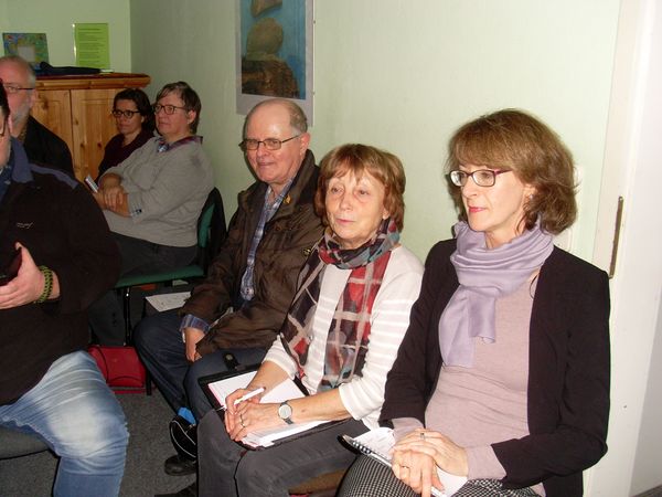 Foto Gesamtgruppentreffen V.l.n.r: Lothar Falkenberg, Regina Winkler (Vorsitzende des KISS Schwerin e.V.) und Claudia Buchholz (Mitarbeiterin der KISS)