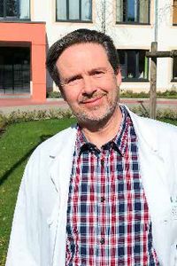 Prof. Dr. med. Andreas Broocks. Foto: Helios Kliniken. Portrait von Prof. Dr. med. Andreas Broocks vor Haus 22 der Helios Kliniken Schwerin.