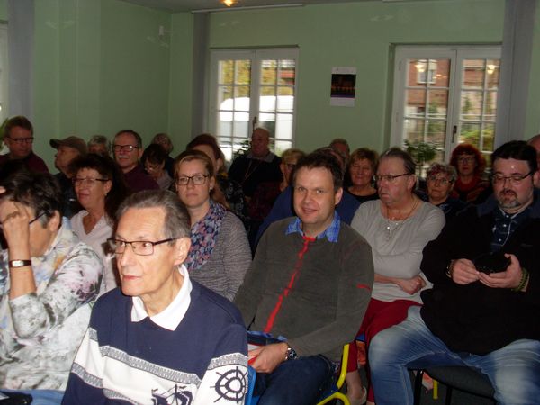 Gesamtgruppentreffen Gesamtgruppentreffen: Blick in den gefüllten Raum