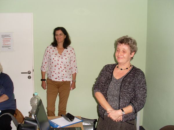 Foto Gesamtgruppentreffen Regina Rein, IKK Nord (li) und Sabine Klemm, Geschäftsführerin der KISS Schwerin (re). Foto: Gudrun Schulze